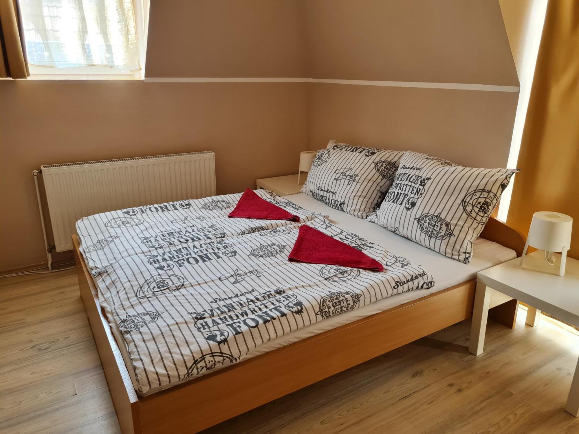 Crystal Es Susanne Panzio Bed and Breakfast Siófok Eksteriør billede